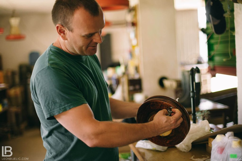 Ivan Jemrić pri izradi orgonita